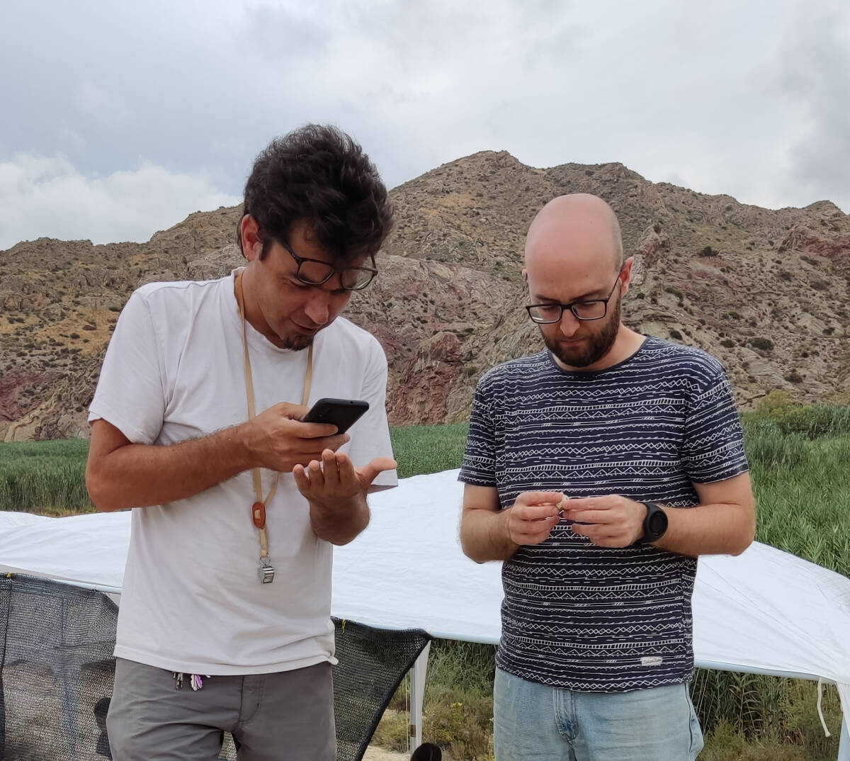 Jaime Cuevas (izquierda) y Aleix Eixea (derecha) observando algunos de los restos arqueológicos aparecidos en la campaña de 2021.