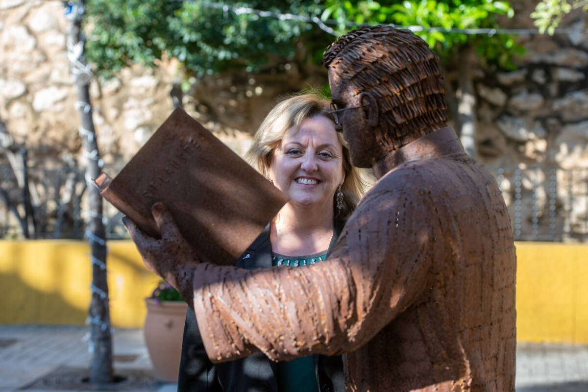 La alcaldesa de Calp, junto a una escultura del centro. Foto: Rafa Molina.