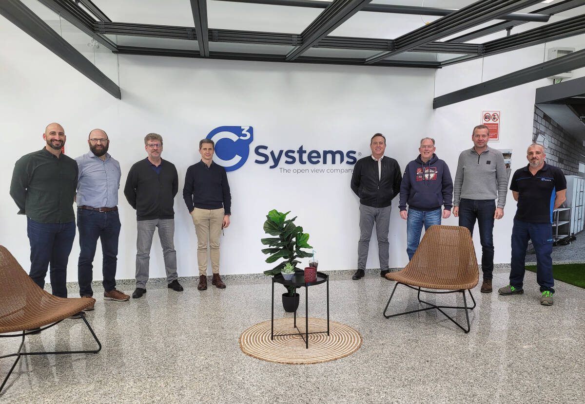 Los directivos de C3 Systems con una delegación alemana en su sede