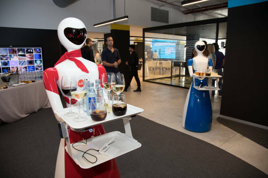 Robots camareras en el centro de desarrollo de Accenture en Alicante. Foto: PEPE OLIVARES