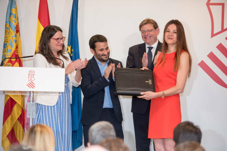  Oltra, Marzà y Puig, en el traspaso de cartera a la consellera de Innovación, Carolina Pascual, en 2019. Foto: RAFA MOLINA