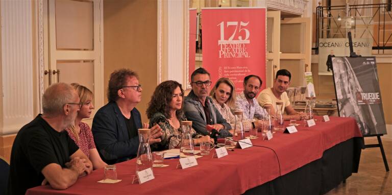 Presentación del estreno nacional de 'El trueque' en el Teatro Principal de Alicante.