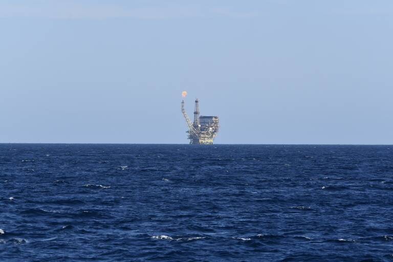 Una plataforma de gas y petróleo frente a la costa de Libia. Foto: ANTONIO SEMPERE/EP