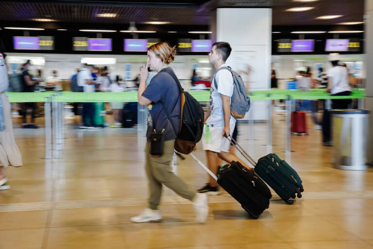 Pasajeros esperan en los mostradores del Aeropuerto Adolfo Suárez. Foto: CARLOS LUJÁN/EP