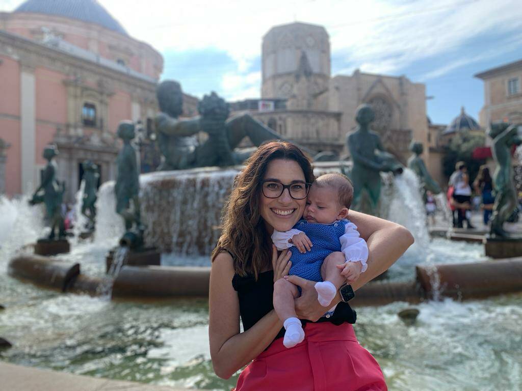 Aitana Mas con su hijo Aimar en la Plaza de la Virgen 