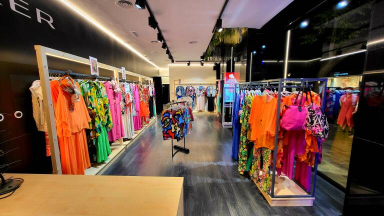 Aplaudir Entre entrenador La marca de ropa femenina Koker inaugura su primera tienda de 2022 en  Alicante - Alicanteplaza