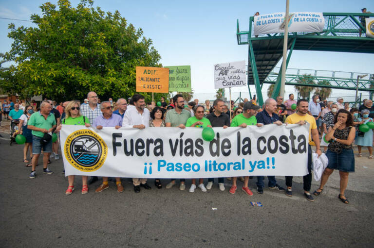Manifestación a favor de retirar las vías de la fachada marítima de Alicante. Foto: RAFA MOLINA