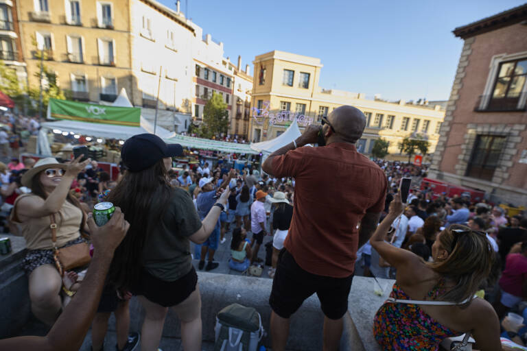 Asistentes disfrutan en la verbena de las Fiestas de la Paloma 2022, a 14 de agosto de 2022, en Madrid (España). Foto: Jesús Hellín / Europa Press