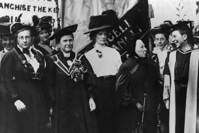 Marxa de la National Union of Women's Suffrage en 1908. Emily Davies, de negre, és la segona per l'esquerra