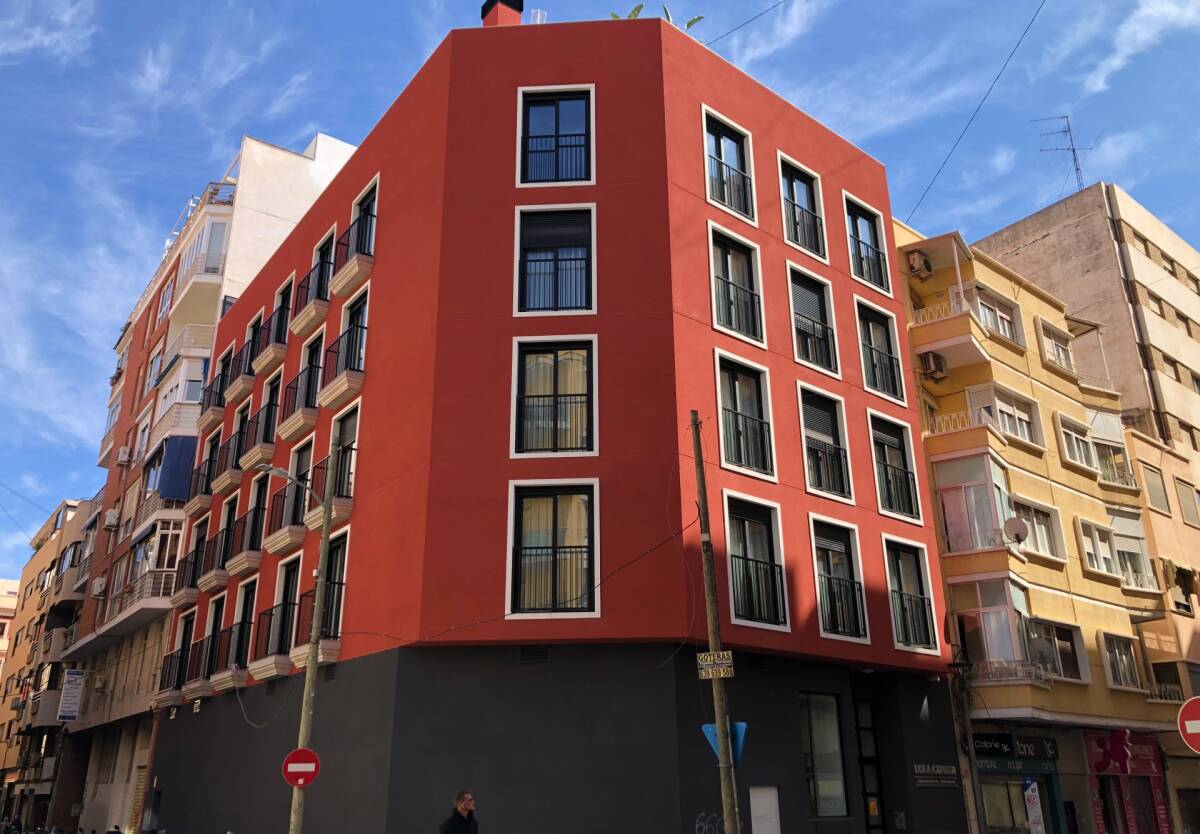 El edificio Lola Center, con 22 apartamentos, en la calle Belando de Alicante. Foto: AP