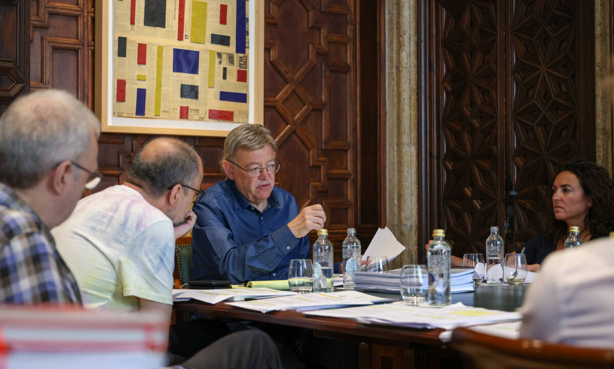 Puig junto a sus colaboradores, preparando el debate este fin de semana. Foto: GVA