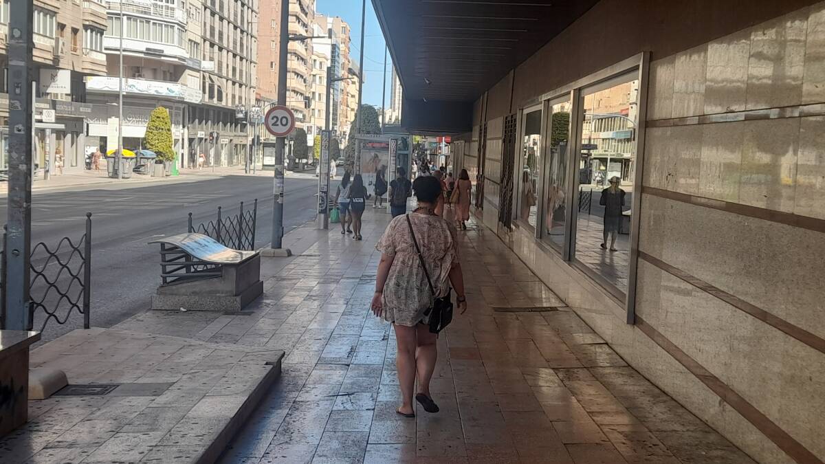 Una mujer camina por la avenida Maisonnave de Alicante, este mes. Foto: Javier Carrasco