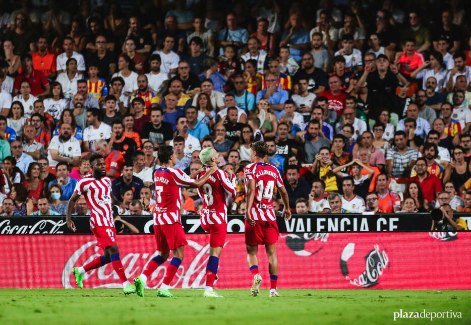 Jugadores del Atlético de Madrid celebran su gol en Mestalla el pasado lunes. Foto: CARLA CORTÉS