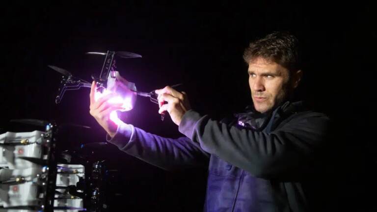 Álvaro Vallés, de Umiles, en los preparativos de un espectáculo nocturno con drones foto: EFE / Raquel Manzanares