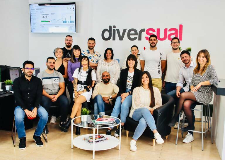 El equipo de Diversual, en sus instalaciones de Sant Joan d'Alacant. Foto: DIVERSUAL