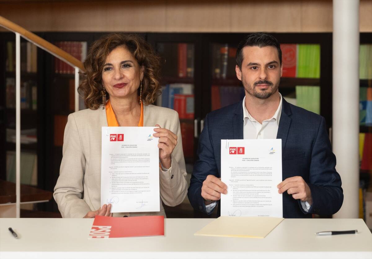 María Jesús Montero y David Toledo, tras firmar el acuerdo PSOE-CC.  Foto: EDUARDO PARRA/EP