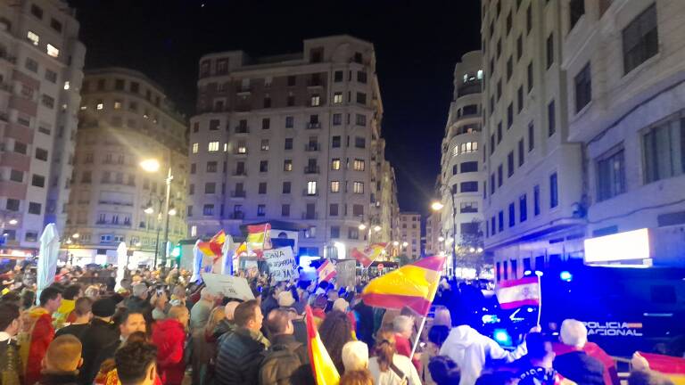 Concentración de manifestantes frente a la sede del PSPV-PSOE, en València, el pasado viernes.