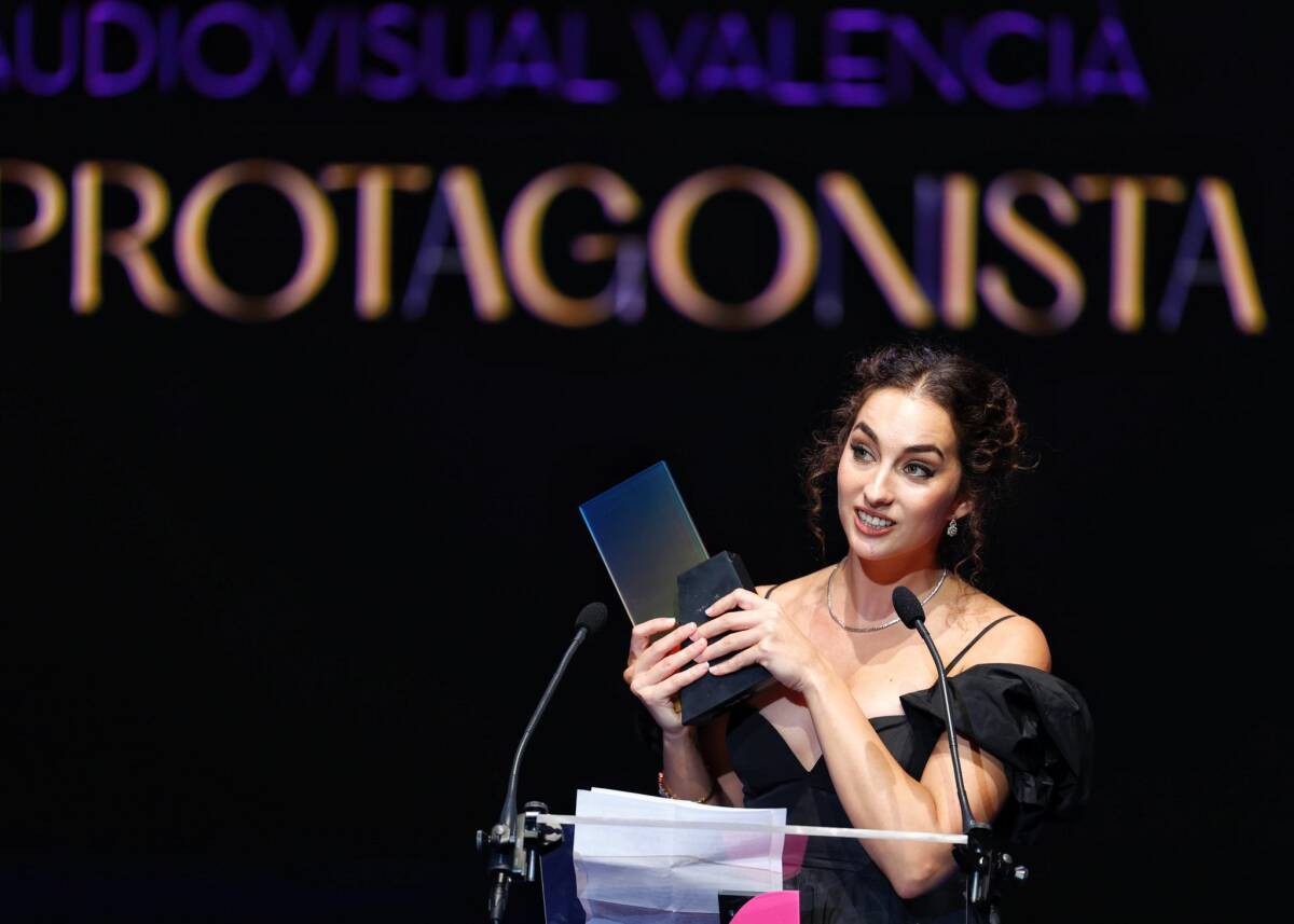  María Caballero con su premio (Foto: EVA MÁÑEZ)
