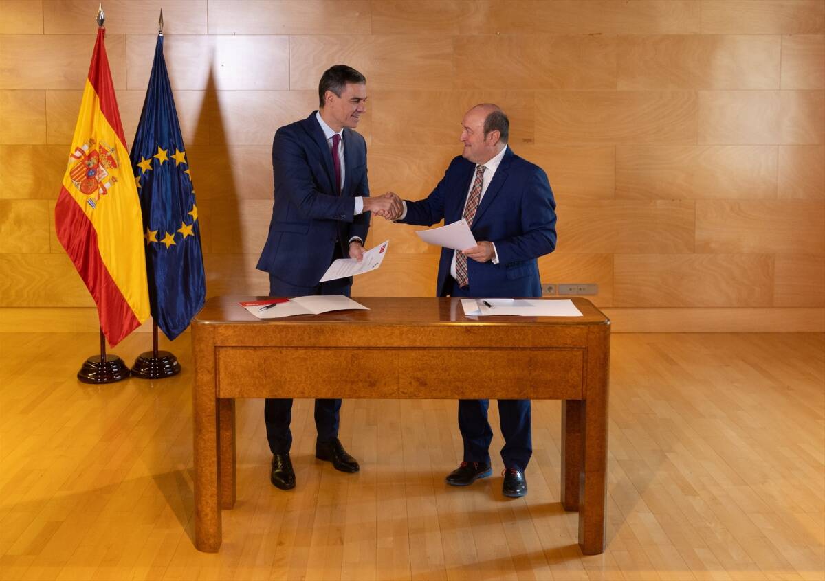 Pedro Sánchez y el presidente del EBB del PNV, Andoni Ortuzar firman un acuerdo. Foto: EP/EDUARDO PARRA