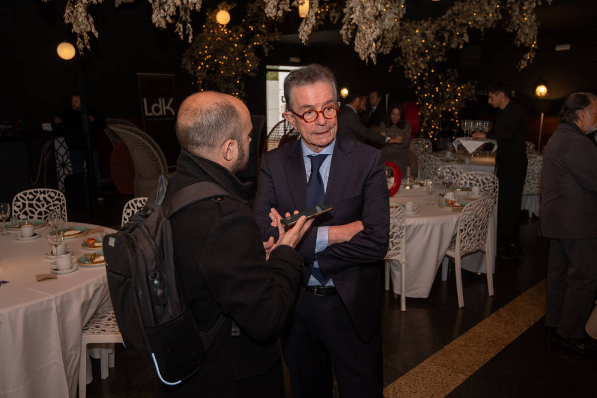 Antono Catalán conversa con el redactor jefe de 'Alicante Plaza', David Martínez, tras el acto