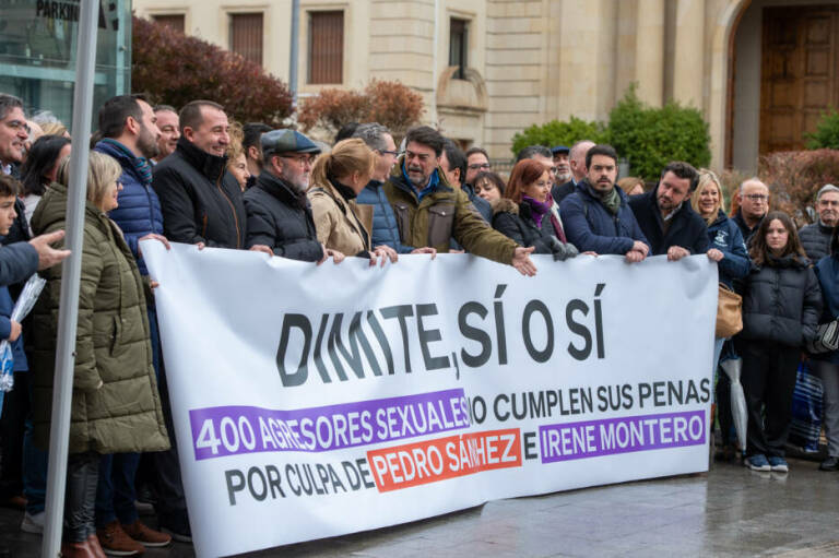 Concentración del PP en Alicante contra la Ley 'solo sí es sí'. Foto: RAFA MOLINA