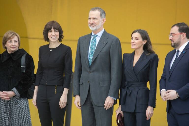 Los Reyes y la Ministra de Ciencia e Innovación, Diana Morant a su llegada al Centro Niemeyer de Avilés. Foto: EP/JORGE PETEIRO