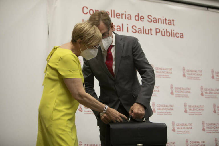 Traspaso de la cartera de Sanidad entre Barceló y Mínguez. Foto: EVA MÁÑEZ