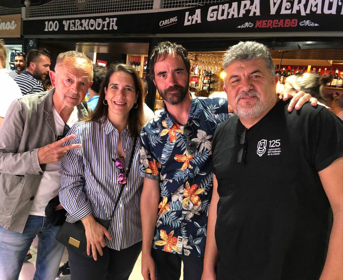 La autora del artículo, con Rafael Primorac (izquierda) y otros productores