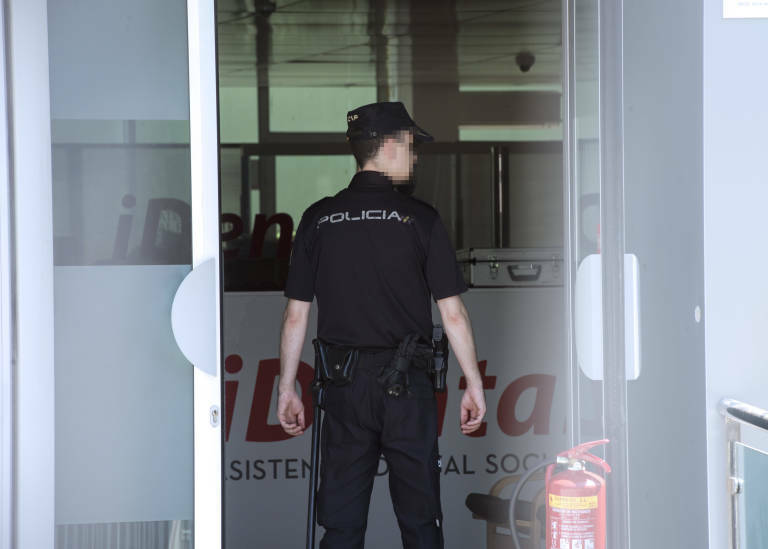 Registro policial a la sede de iDental en Alicante, en 2018. Foto: RAFA MOLINA