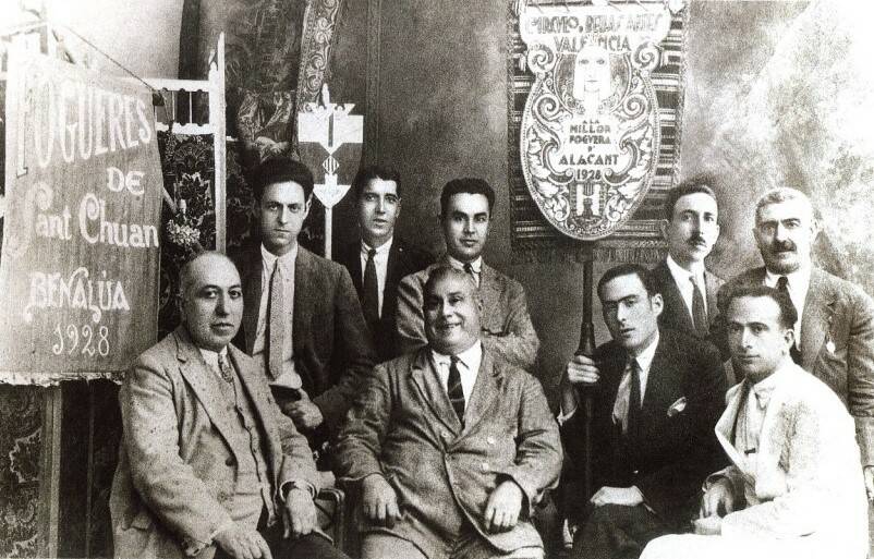 Gastón Castelló con miembros de la Hoguera Benalúa (1928).