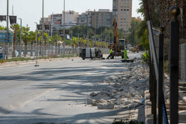 Obras en el frente litoral de Alicante. Foto: RAFA MOLINA