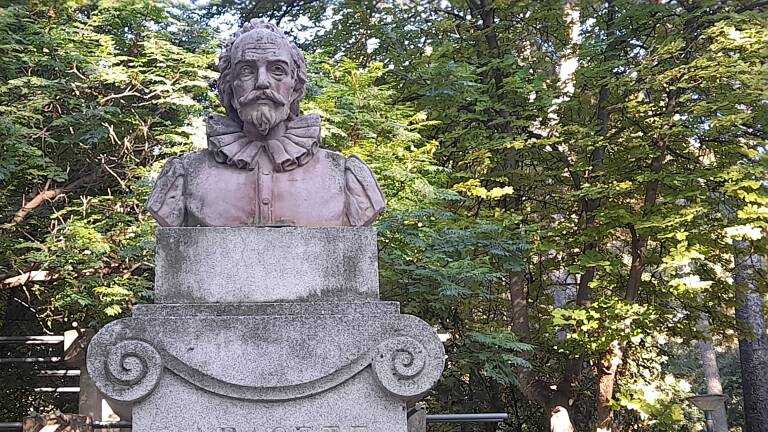 Estatua de Miguel de Cervantes en un parque.