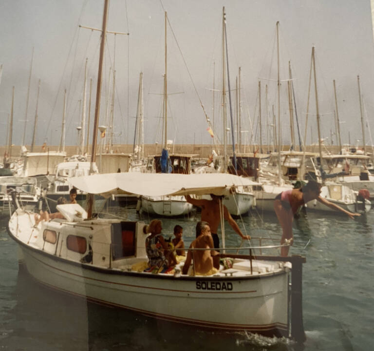 Vicente Garrido en el llaud ‘Soledad’ junto amigos cuando salen al mar.
