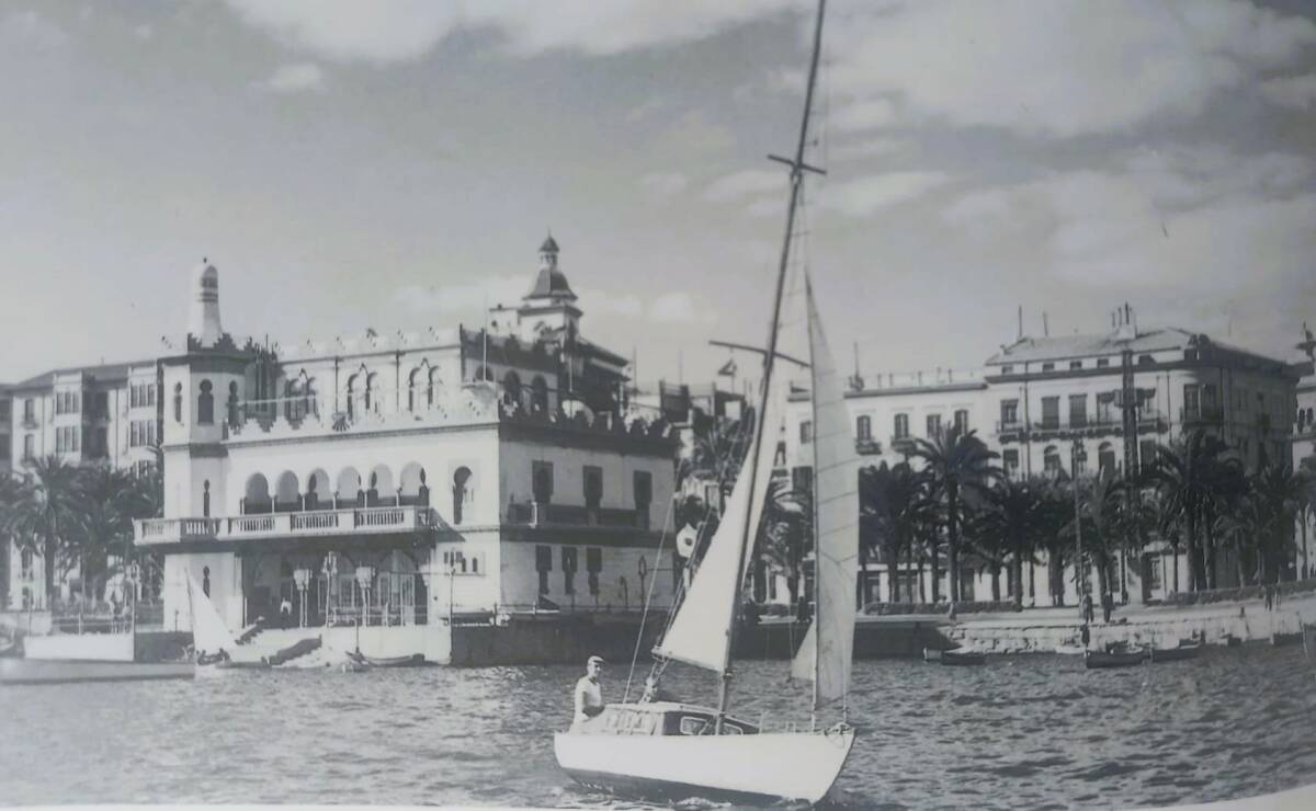 Antiguo edificio del Real Club de Regatas de Alicante de estilo árabe visto desde la dársena interior del puerto.