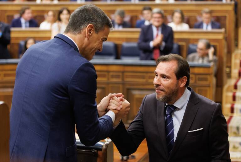 Pedro Sánchez saluda a Óscar Puente, durante la segunda votación de la investidura. Foto: EDUARDO PARRA/EP
