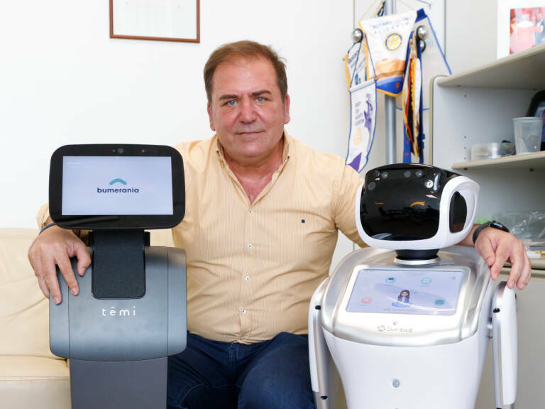 Isidro Fernández, con dos de los robots de la primera hornada de Bumerania.