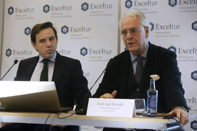 Óscar Perelli (i) y el vicepresidente Exceltur, José Luis Zoreda (d). Foto: EFE/GEMA GARCÍA