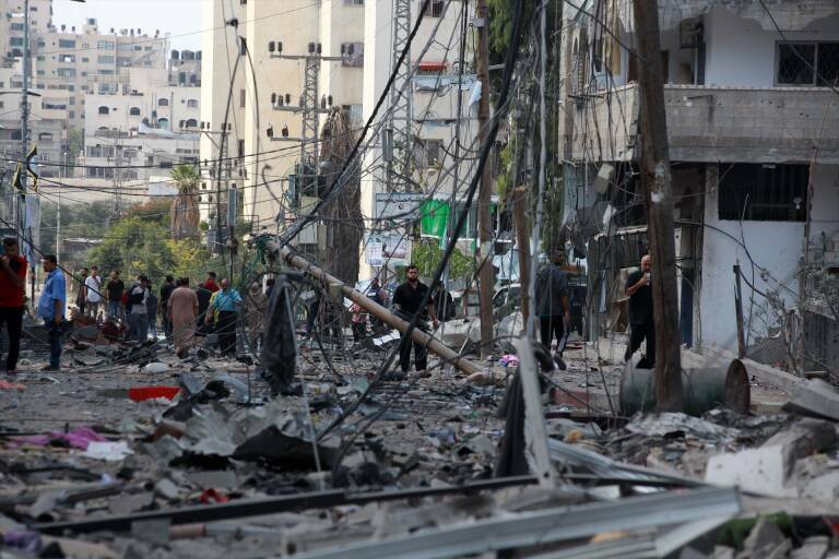 Els palestins caminen entre la runa a la ciutat de Gaza. Foto: EUROPA PRESS/NAAMAN OMAR