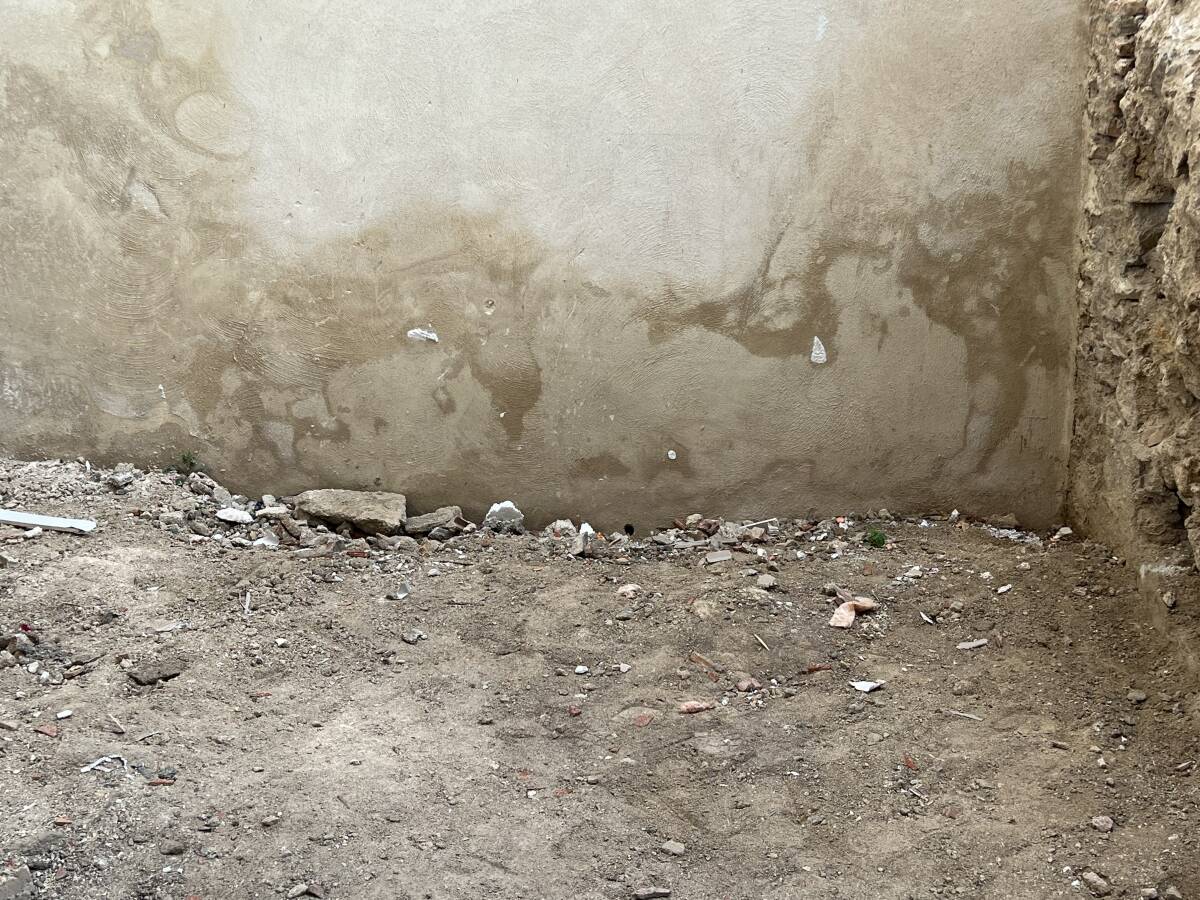 El pequeño agujero en la pared, junto al suelo, que conecta el refugio de la Guerra Civil con el edificio de los antiguos juzgados. Foto: IJ