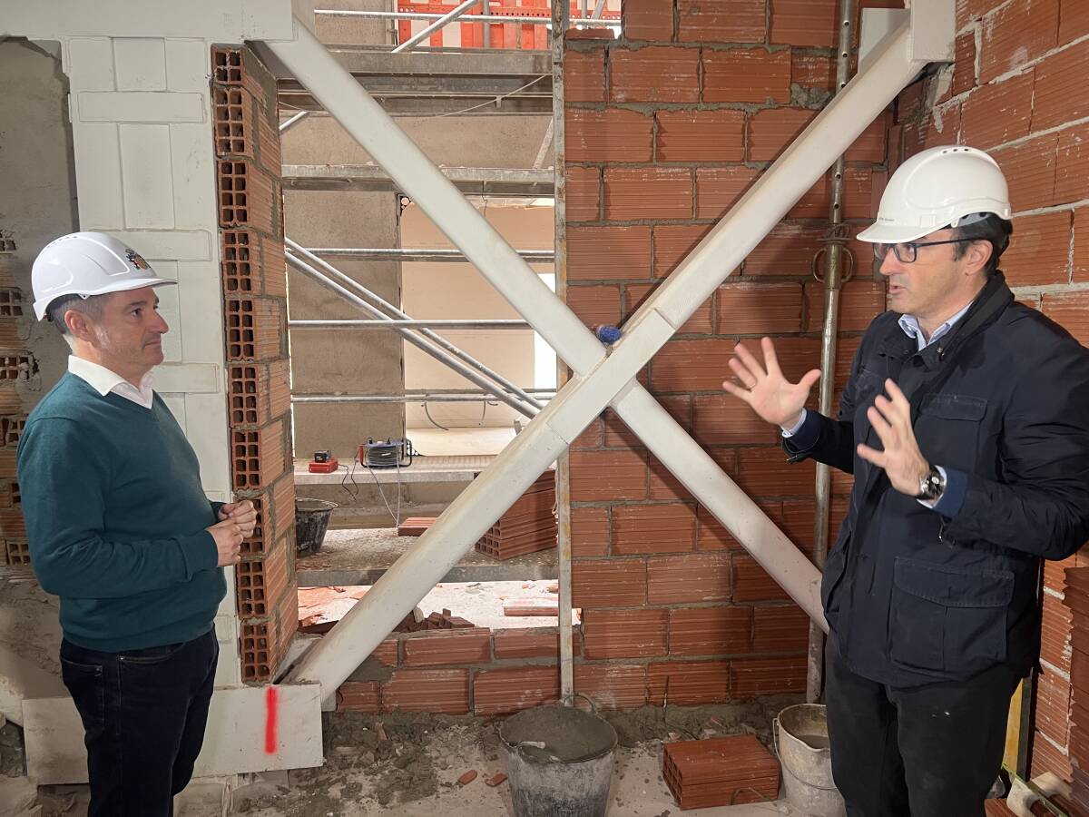 El director de obra muestra al alcalde el refuerzo estructural y antisísmico que se ha instalado en el edificio. Foto: IJ