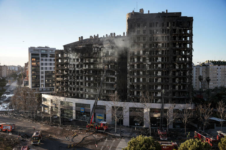 El edificio calcinado tras el incendio. Foto: EFE/MANUEL BRUQUE