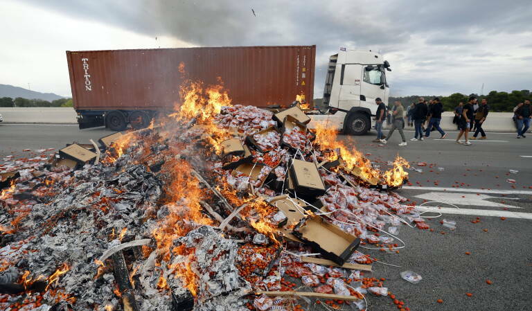 Agricultores franceses queman productos españoles. Foto: EFE/GUILLAUME HORCAJUELO