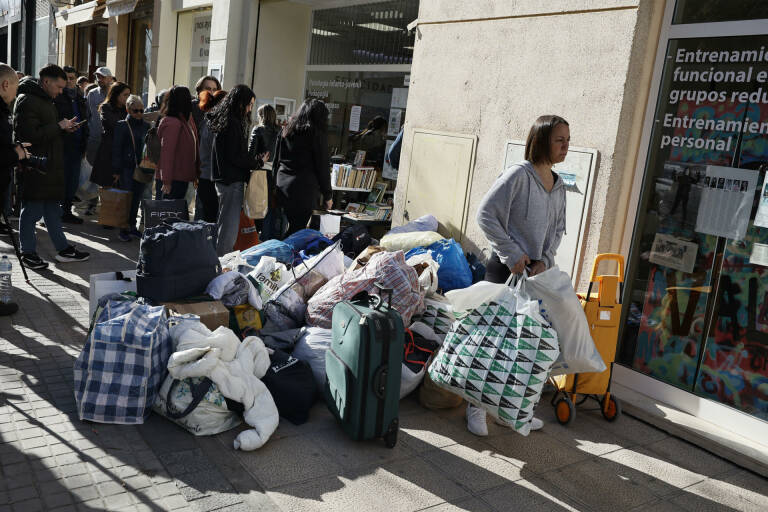 Numerosas personas se han acercado a dejar ropa, mantas y calzado. Foto: EFE/BIEL ALIÑO