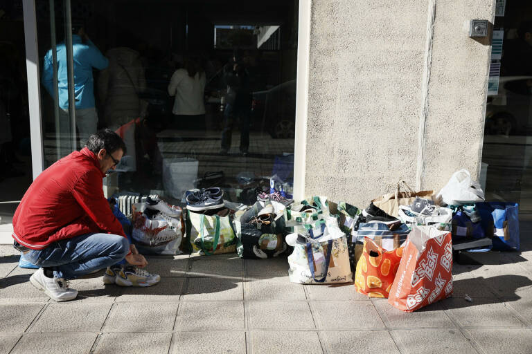 Personas se han acercado a dejar ropa, mantas y calzado para los vecinos afectados. Foto: EFE/BIEL ALIÑO