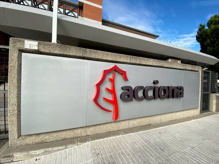 Logotipo de Acciona en la entrada de su sede en Madrid. Foto: EDUARDO PARRA/EP