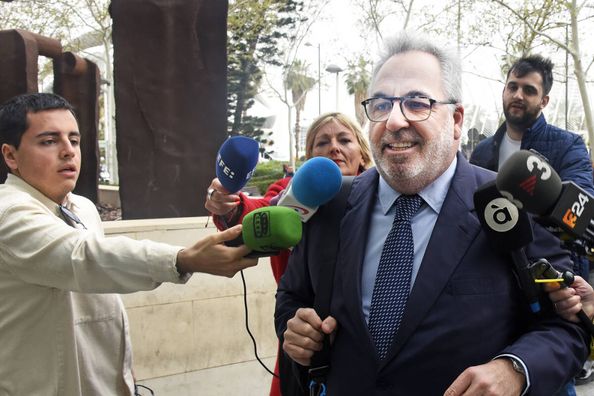 Vicente Cotino, a las puertas de los juzgados. Foto: DANIEL GARCÍA-SALA